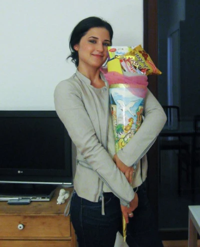 Olga mit Schultüte in Deutschland